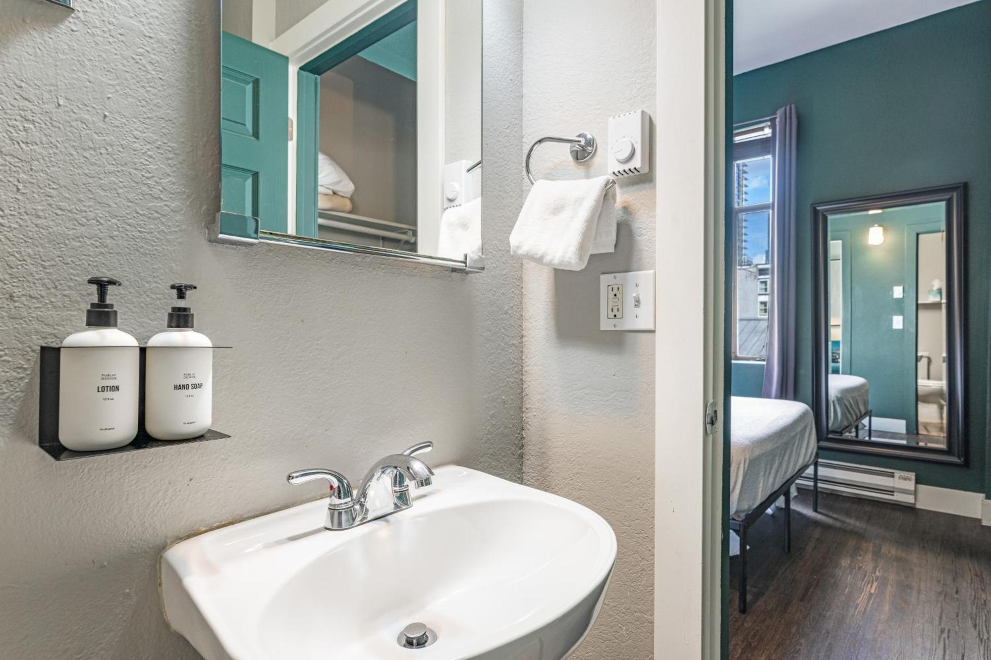Oxford Apartment By At Mine Hospitality Seattle Exterior foto